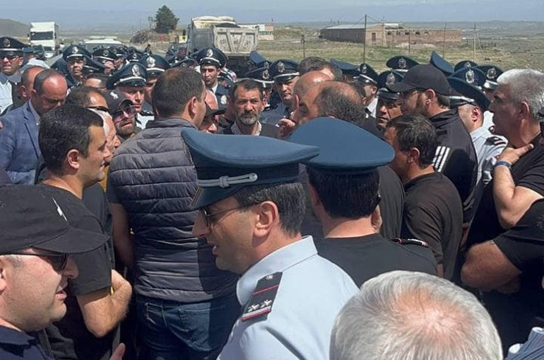 Շիրակի մարզում քաղաքացիները փակել են Երևան-Գյումրի ճանապարհը