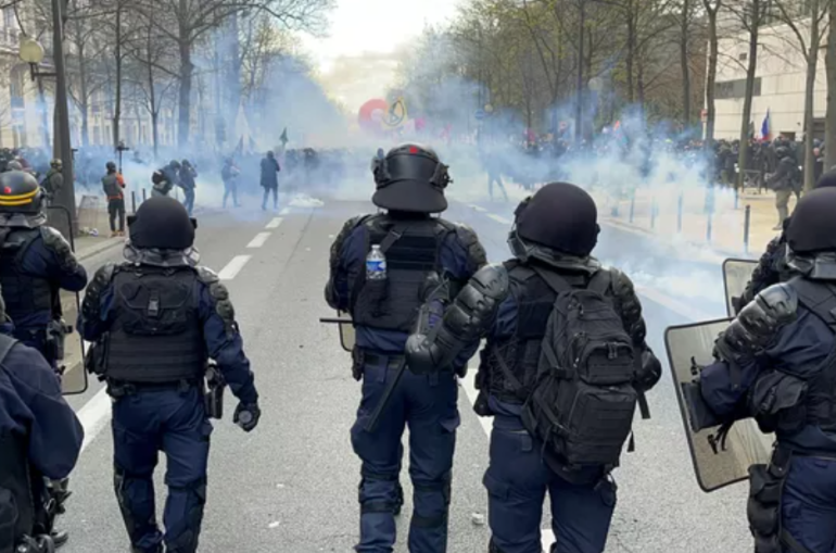 Փարիզում ցույցի ժամանակ ոստիկանները մահակներ են կիրառել, կան տուժածներ